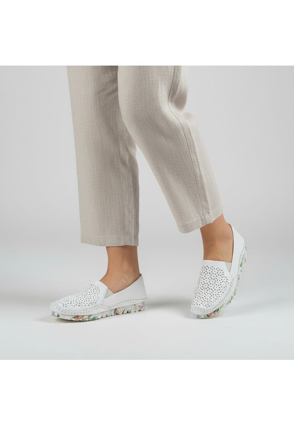 Białe Półbuty Artiker Wygodne Ażurowe Obuwie Damskie. Kolor: biały. Materiał: skóra. Wzór: ażurowy