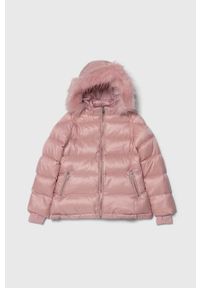 Guess kurtka puchowa dziecięca kolor różowy. Kolor: różowy. Materiał: puch