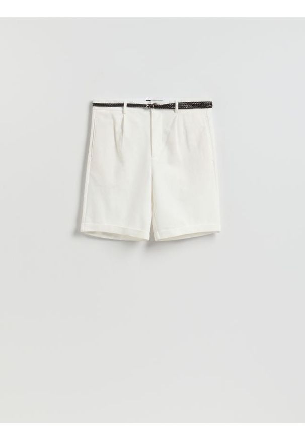 Reserved - Szorty regular fit z paskiem - złamana biel. Materiał: bawełna, dzianina