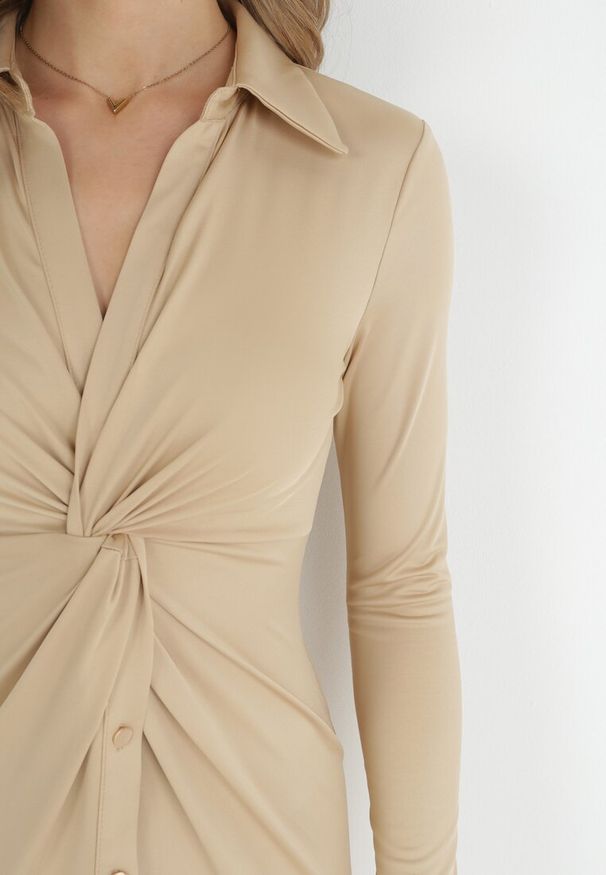 Born2be - Beżowa Koszulowa Sukienka z Węzłem Zilisa. Okazja: na spacer, na co dzień. Kolor: beżowy. Długość rękawa: długi rękaw. Typ sukienki: koszulowe. Styl: casual, elegancki