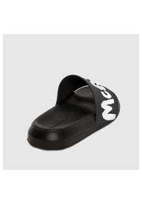 Alexander McQueen - ALEXANDER MCQUEEN Czarne klapki męskie z białym logo, Rozmiar 41. Kolor: czarny #4