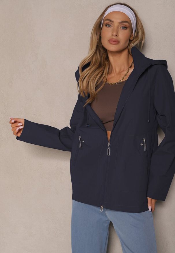 Renee - Granatowa Kurtka w Stylu Wiatrówki z Odpinanym Kapturem Ndivena. Okazja: na co dzień, na spacer. Kolor: niebieski. Materiał: jeans. Styl: sportowy, casual