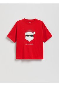 Reserved - Świąteczny t-shirt - czerwony. Kolor: czerwony. Materiał: dzianina, bawełna. Styl: wizytowy
