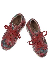 Sneakersy damskie Laura Vita, skórzane na platformie w kwiaty z okrągłym noskiem i na zamek, czerwone, Nikito-04-SO26803-4J. Nosek buta: okrągły. Zapięcie: zamek. Kolor: czerwony. Materiał: skóra. Szerokość cholewki: normalna. Wzór: kwiaty. Obcas: na platformie #5