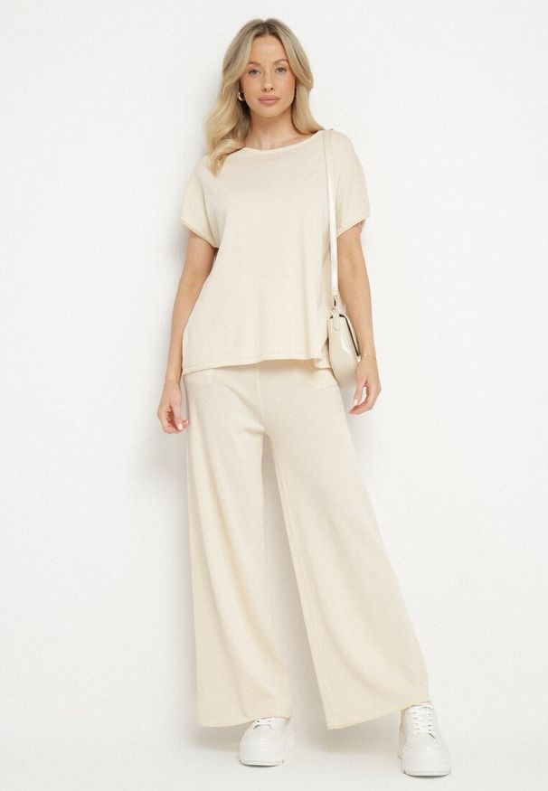 Born2be - Jasnobeżowy Wiskozowy Komplet Szerokie Spodnie i T-shirt Inelora. Kolor: beżowy. Materiał: wiskoza