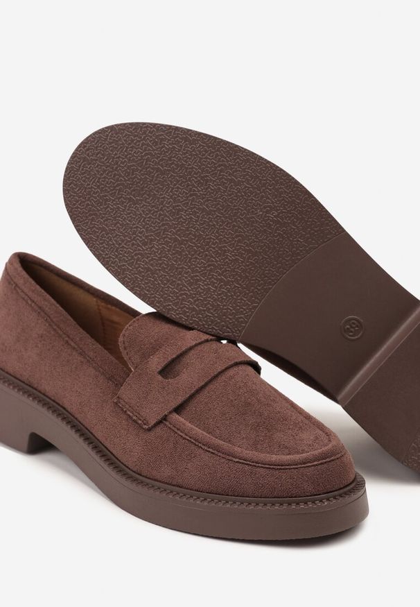 Born2be - Brązowe Mokasyny Vices z Ozdobną Wstawką Akelie. Okazja: na co dzień, na spotkanie biznesowe. Kolor: brązowy. Wzór: aplikacja. Styl: casual, biznesowy, elegancki