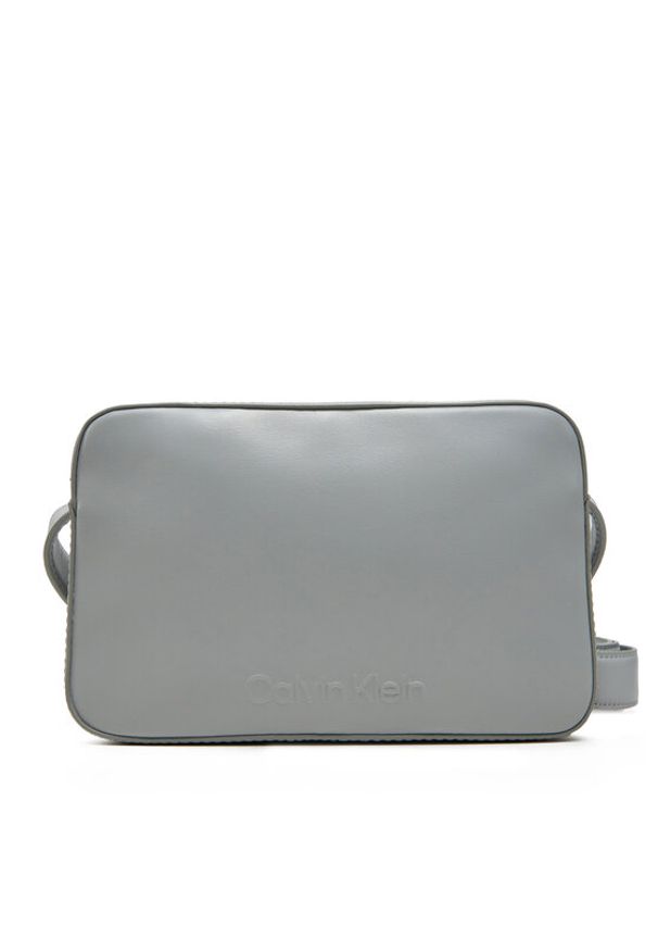 Calvin Klein Torebka Embossed Logo Camera Bag K60K612555 Szary. Kolor: szary