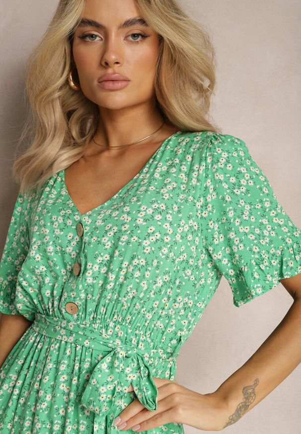 Renee - Jasnozielona Rozkloszowana Sukienka Wiskozowa Mini w Kwiatowy Print z Falbanką Taelle. Kolor: zielony. Materiał: wiskoza. Wzór: kwiaty, nadruk. Długość: mini