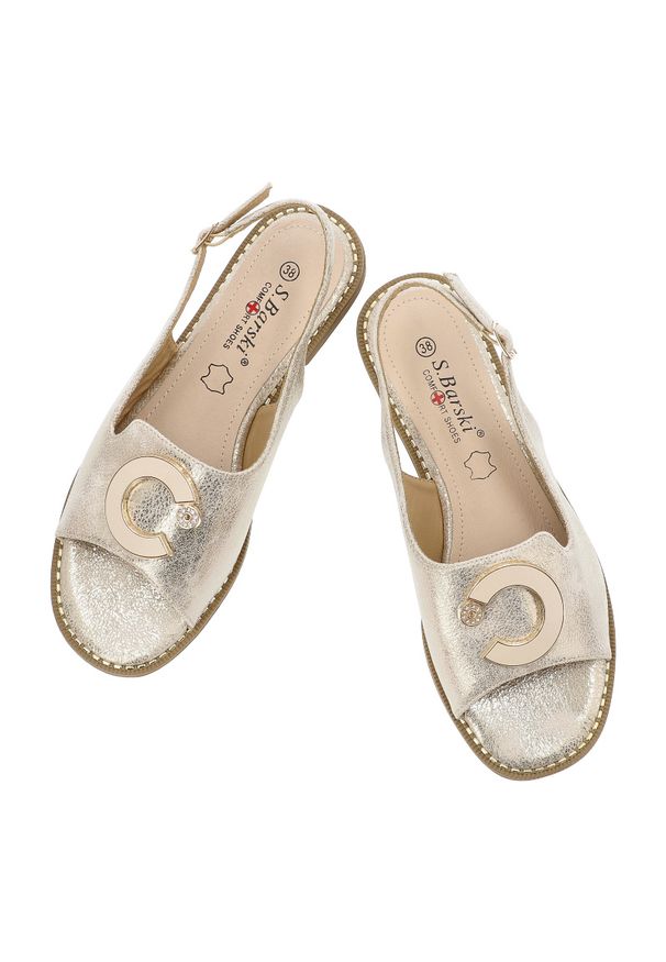 S.Barski - Sandały damskie S. Barski, na płaskim obcasie z eko skóry z ozdobą na sprzączkę, złote, KV51-084. Okazja: na co dzień. Zapięcie: sprzączka. Kolor: złoty. Wzór: aplikacja. Materiał: skóra. Sezon: lato. Obcas: na obcasie. Styl: casual, elegancki. Wysokość obcasa: niski