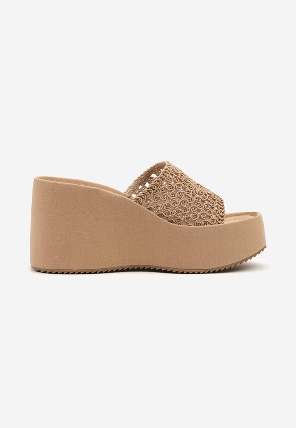 Born2be - Ciemnobeżowe Klapki na Koturnie z Szydełkowym Paskiem Solmia. Okazja: na co dzień. Kolor: beżowy. Obcas: na koturnie. Styl: elegancki, casual