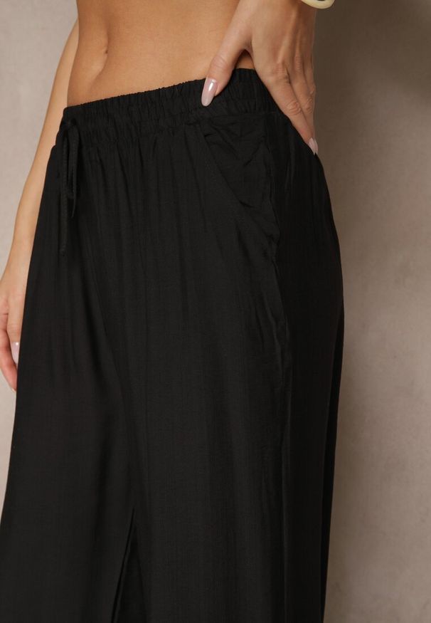 Renee - Czarne Spodnie z Wiskozy High Waist o Szerokim Kroju Divlise. Okazja: na co dzień. Stan: podwyższony. Kolor: czarny. Materiał: wiskoza. Styl: casual, elegancki