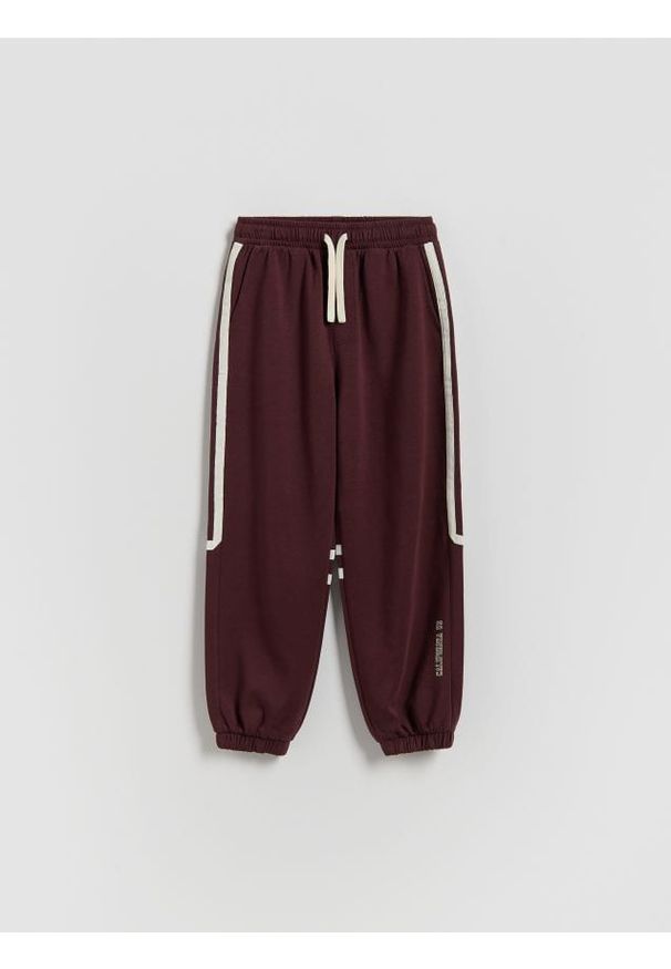 Reserved - Bawełniane spodnie - bordowy. Kolor: czerwony. Materiał: bawełna