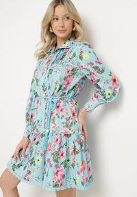 Born2be - Niebieska Koszulowa Sukienka ze Stójką i Falbanką Madalyn. Typ kołnierza: kołnierzyk stójkowy. Kolor: niebieski. Materiał: koronka. Typ sukienki: koszulowe #1