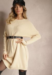 Renee - Jasnobeżowa Sweterkowa Sukienka o Pudełkowym Kroju z Tłoczonym Splotem Sinelita. Okazja: na co dzień. Kolor: beżowy. Wzór: ze splotem. Styl: elegancki, casual #4