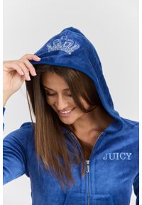 Juicy Couture - JUICY COUTURE Damska niebieska bluza Heritage Crown Robyn Hoodie. Okazja: na co dzień. Typ kołnierza: kaptur. Kolor: niebieski. Materiał: materiał, poliamid, bawełna. Długość rękawa: długi rękaw. Długość: długie. Styl: casual, klasyczny #6