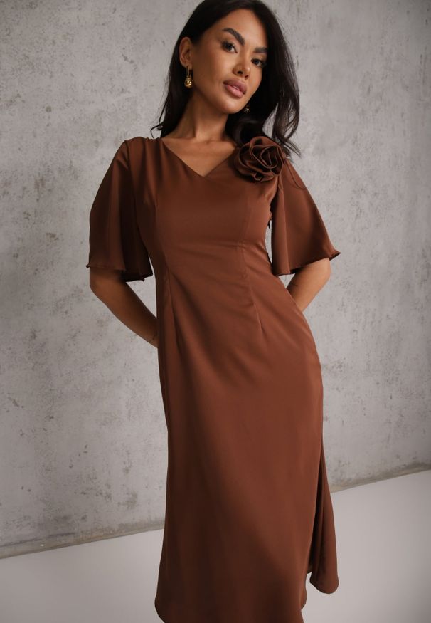 Renee - Brązowa Zwiewna Sukienka Wieczorowa VICES z Aplikacją 3D w Kształcie Kwiatu Themira. Typ kołnierza: dekolt w kształcie V. Kolor: brązowy. Wzór: aplikacja, kwiaty. Styl: wizytowy