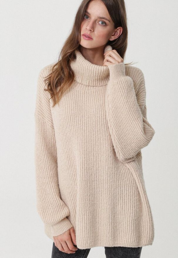 Born2be - Beżowy Golf Oversize Out Of This World. Okazja: na co dzień, na spacer. Typ kołnierza: golf. Kolor: beżowy. Materiał: skóra, dzianina, wiskoza, jeans. Długość: długie. Wzór: prążki. Styl: klasyczny, casual, elegancki