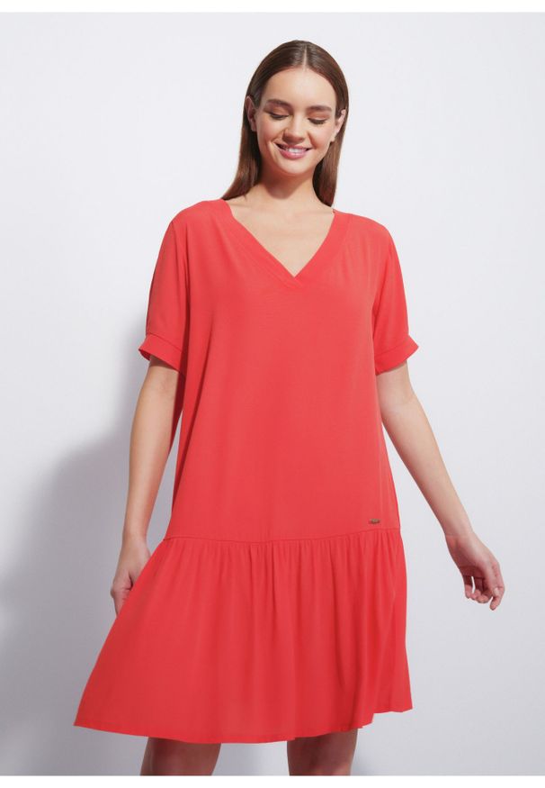 Ochnik - Czerwona sukienka z falbanką. Kolor: czerwony. Materiał: materiał. Typ sukienki: rozkloszowane. Długość: mini