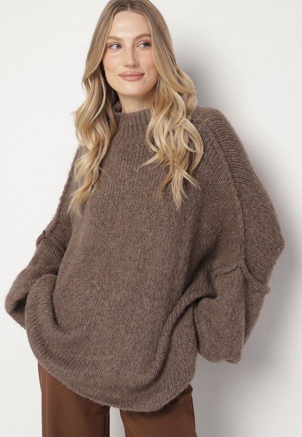 Born2be - Jasnobrązowy Golf z Wełną o Kroju Oversize z Obniżoną Linią Ramion Lilenae. Okazja: na co dzień. Typ kołnierza: golf. Kolor: brązowy. Materiał: wełna. Długość rękawa: długi rękaw. Długość: długie. Sezon: zima, jesień. Styl: casual, elegancki