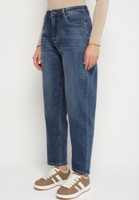 Born2be - Niebieskie Jeansy o Kroju Mom Fit z Wysokim Stanem i Serduszkiem z Tyłu Nalunna. Okazja: na co dzień. Stan: podwyższony. Kolor: niebieski. Styl: klasyczny, casual, elegancki
