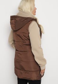 Born2be - Brązowa Pikowana Kamizelka Dwustronna z Kapturem i Troczkami Nevetiani. Typ kołnierza: kaptur. Kolor: brązowy. Materiał: jeans. Styl: elegancki #4