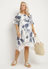 Born2be - Granatowo-Biała Sukienka w Kwiaty z Bawełnianą Podszewką Mailionis. Okazja: na co dzień. Kolor: niebieski. Materiał: bawełna. Wzór: kwiaty. Sezon: lato. Styl: elegancki, casual #2