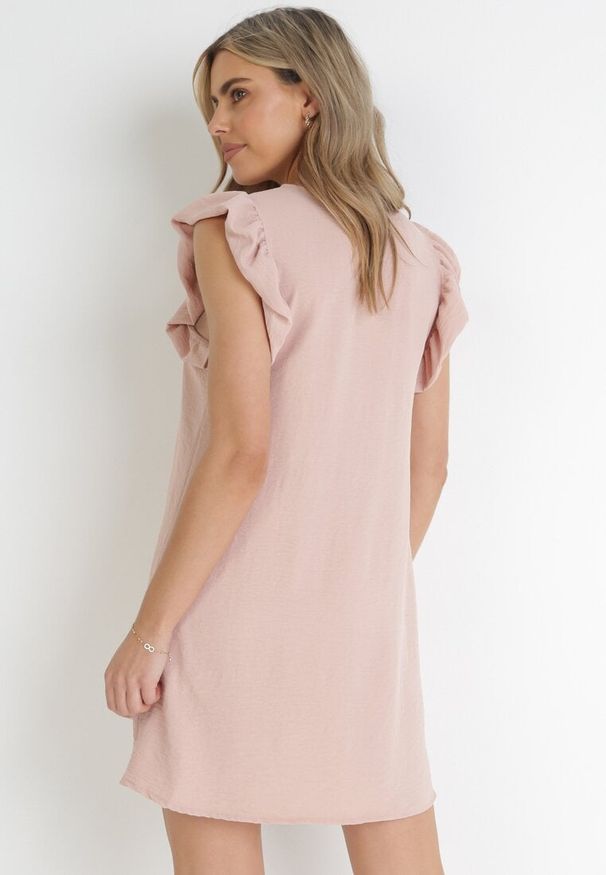 Born2be - Różowa Pudełkowa Sukienka Mini z Falbankami przy Ramionach Alizea. Typ kołnierza: kołnierz z falbankami. Kolor: różowy. Sezon: wiosna, lato. Długość: mini