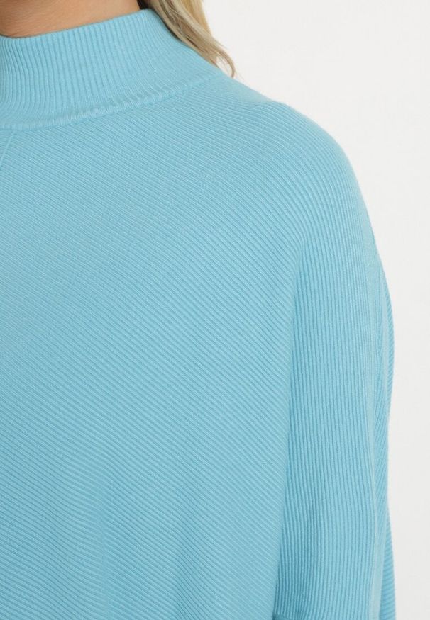 Born2be - Jasnoniebieski Sweter Typu Nietoperz z Półgolfem Lekko Asymetryczny Vitiella. Okazja: na co dzień. Kolor: niebieski. Materiał: jeans. Długość rękawa: długi rękaw. Długość: długie. Styl: elegancki, casual
