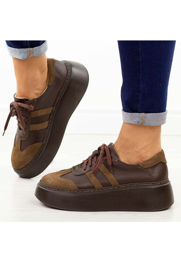 DEONI - Czekoladowe skórzane sneakersy damskie Deoni D632. Okazja: na co dzień. Nosek buta: okrągły. Zapięcie: sznurówki. Kolor: brązowy. Materiał: skóra. Szerokość cholewki: normalna. Sezon: wiosna, jesień. Styl: klasyczny, sportowy, casual, elegancki
