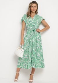 Born2be - Zielona Sukienka z Kopertowym Dekoltem z Gumką w Talii i Materiałowym Paskiem Xelovia. Okazja: na co dzień. Kolor: zielony. Materiał: materiał. Typ sukienki: kopertowe. Styl: casual, elegancki #7
