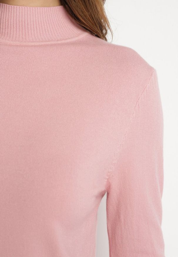 Born2be - Jasnoróżowy Klasyczny Golf Alotta. Okazja: na co dzień. Typ kołnierza: golf. Kolor: różowy. Materiał: jedwab, jeans, poliester, poliamid. Długość rękawa: długi rękaw. Długość: długie. Styl: klasyczny