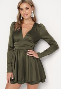 Born2be - Zielona Satynowa Sukienka Mini z Głębokim Dekoltem i Wiązaniem z Tyłu Liadan. Okazja: na imprezę. Kolor: zielony. Materiał: satyna. Styl: elegancki. Długość: mini #1