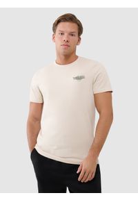 4f - 4F T-shirt regular z nadrukiem męski - beżowy XXL. Okazja: na co dzień. Kolor: beżowy. Materiał: bawełna, jersey, dzianina. Długość rękawa: krótki rękaw. Długość: krótkie. Wzór: nadruk. Styl: sportowy, klasyczny, casual
