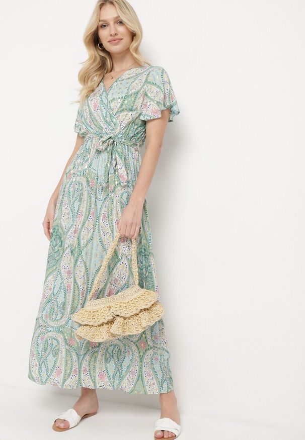 Born2be - Jasnozielona Długa Sukienka z Wiskozy z Kopertową Górą i Geometrycznym Wzorem Amareth. Kolor: zielony. Materiał: wiskoza. Wzór: geometria. Typ sukienki: kopertowe. Długość: maxi