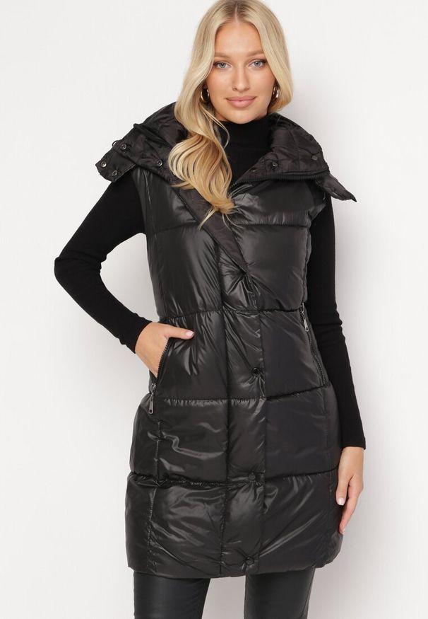 Born2be - Czarna Kamizelka o Długim Pikowanym Fasonie z Odpinanym Kapturem Glonte. Okazja: na co dzień. Kolor: czarny. Materiał: tkanina, materiał. Długość: długie. Styl: casual, klasyczny