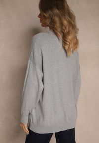 Renee - Szary Nietoperzowy Sweter w Minimalistycznym Stylu Raliava. Okazja: na co dzień. Kolor: szary. Materiał: skóra, jeans. Styl: casual, elegancki #5