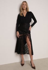 Born2be - Czarna Spódnica z Satyny z Koronką i Rozcięciem na Nogę Doritana. Okazja: na co dzień, na spotkanie biznesowe. Kolor: czarny. Materiał: satyna, koronka. Wzór: koronka. Styl: casual, biznesowy, elegancki #1