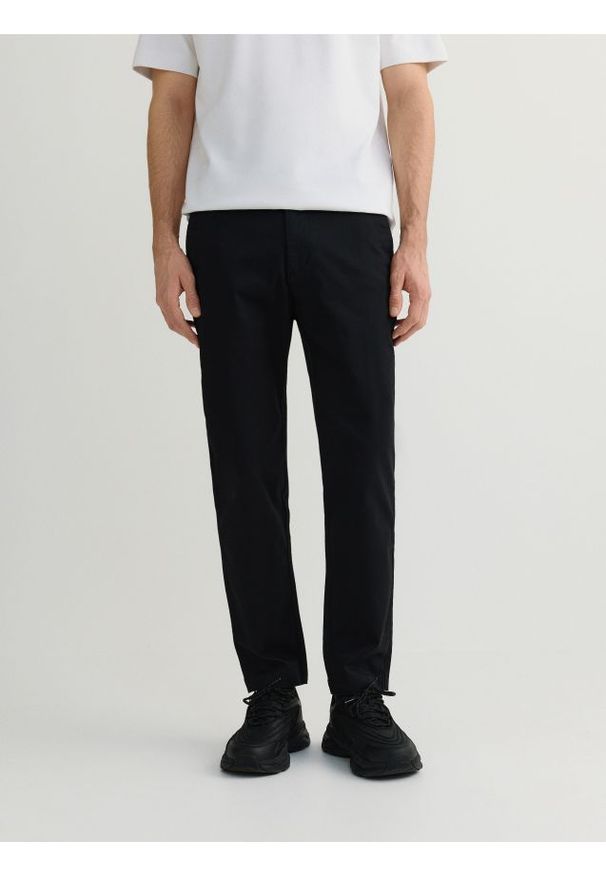 Reserved - Spodnie chino slim fit - czarny. Kolor: czarny. Materiał: tkanina, bawełna