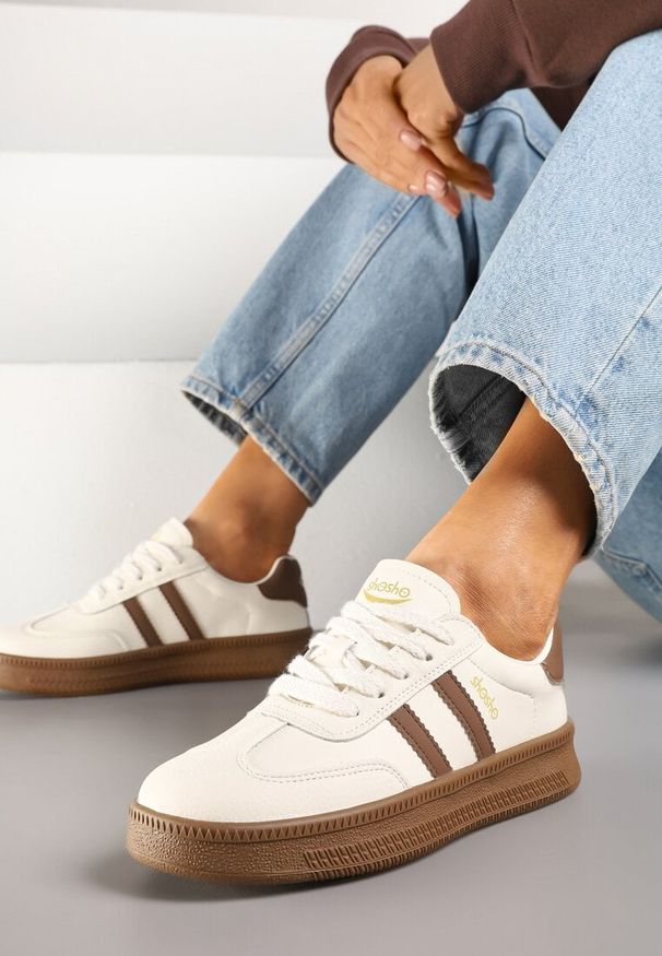 Born2be - Beżowo-Brązowe Sneakersy w Stylu Tenisówek z Paskami na Boku Saliena. Okazja: na co dzień. Zapięcie: pasek. Kolor: beżowy. Materiał: jeans, skóra