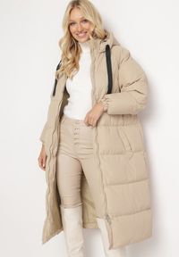 Born2be - Beżowa Długa Kurtka Pikowana Płaszcz na Zamek z Kapturem Lesea. Okazja: na co dzień. Typ kołnierza: kaptur. Kolor: beżowy. Materiał: dzianina, jeans. Długość: długie. Styl: casual, elegancki #3