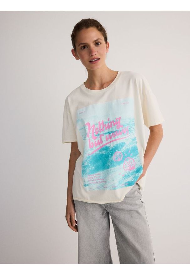 Reserved - T-shirt regular z nadrukiem - złamana biel. Materiał: bawełna, dzianina. Wzór: nadruk