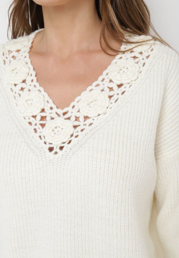 Born2be - Jasnobeżowy Sweter Dzianinowy z Ażurowym Dekoltem Elseli. Kolor: beżowy. Materiał: dzianina. Wzór: ażurowy. Sezon: jesień, zima