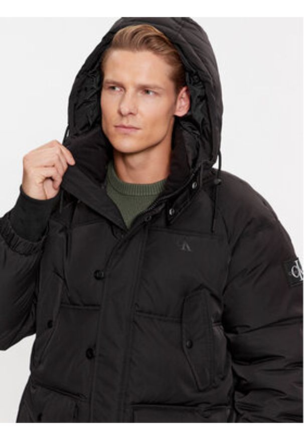 Calvin Klein Jeans Kurtka zimowa J30J324080 Czarny Relaxed Fit. Kolor: czarny. Materiał: syntetyk. Sezon: zima