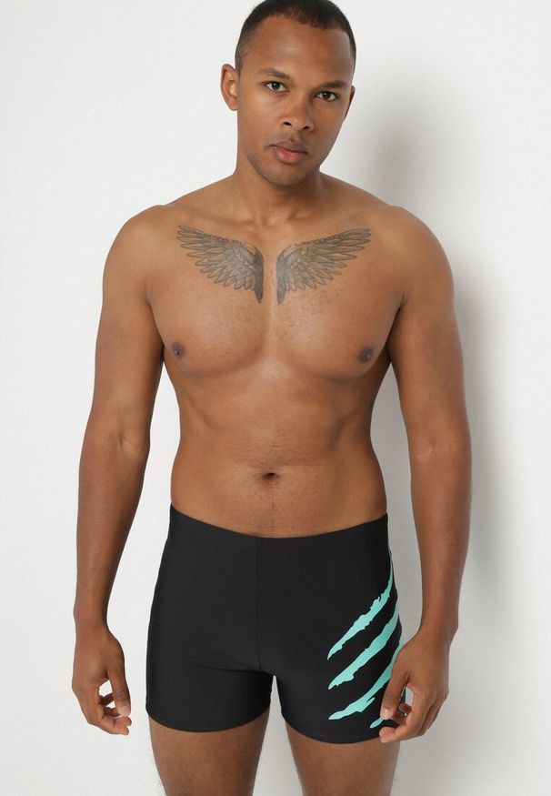 Born2be - Czarno-Zielone Kąpielówki z Geometrycznymi Paskami i Sznurkiem Saramila. Kolor: czarny. Wzór: geometria