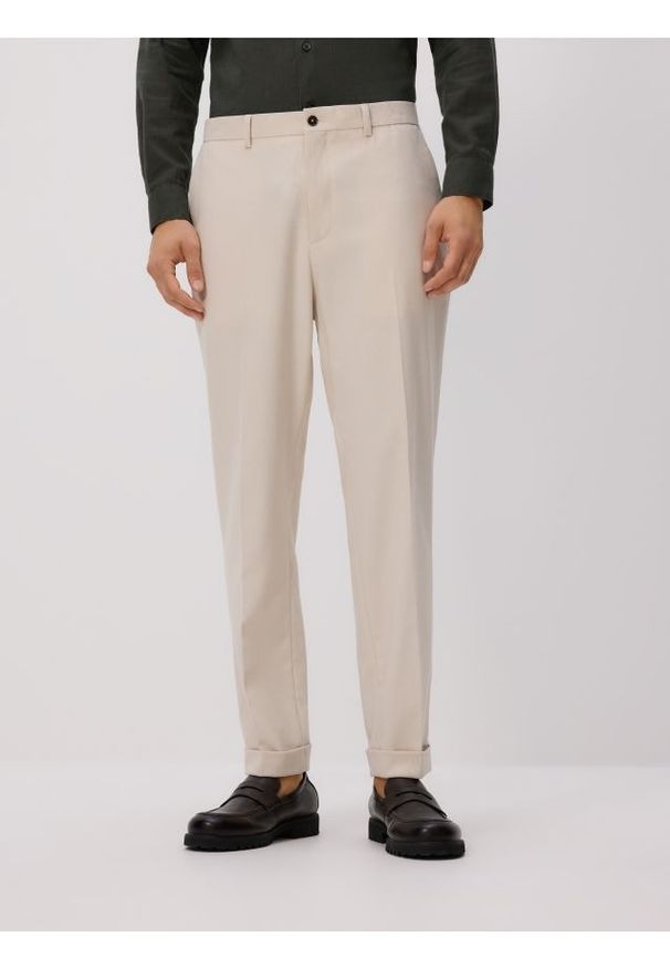 Reserved - Spodnie garniturowe z wiskozą - beżowy. Kolor: beżowy. Materiał: wiskoza