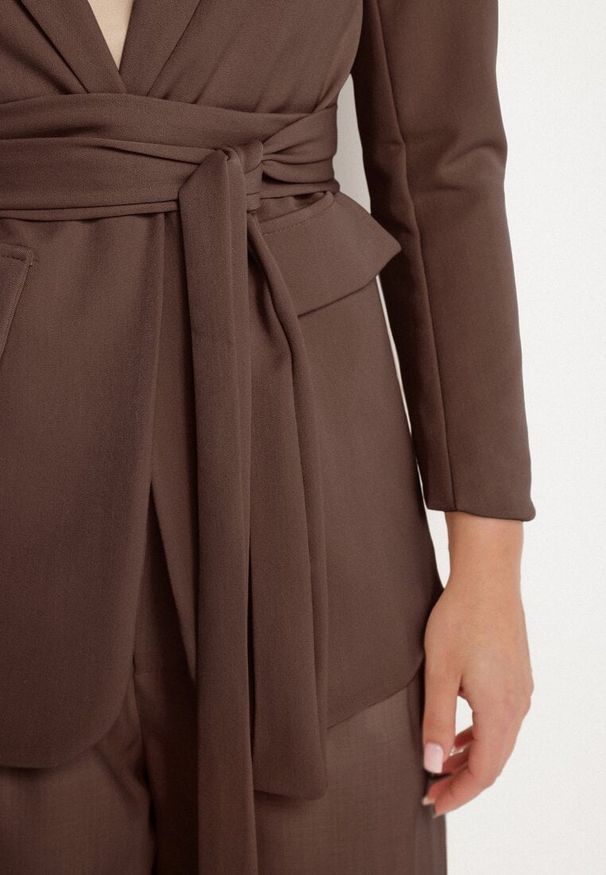 Born2be - Brązowa Marynarka Jednorzędowa z Wiązanym Paskiem Isabelline. Kolor: brązowy. Styl: elegancki