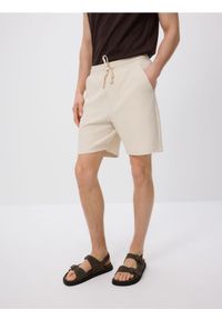 Reserved - Strukturalne szorty regular - beżowy. Kolor: beżowy. Materiał: bawełna, dzianina #1