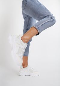 Renee - Białe Sneakersy Hainei. Wysokość cholewki: przed kostkę. Kolor: biały. Materiał: jeans, materiał. Szerokość cholewki: normalna #1