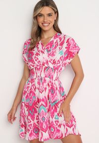 Born2be - Fuksjowa Sukienka Rozkloszowana z Kopertowym Dekoltem i Gumką w Pasie Emrra. Okazja: na plażę, na co dzień. Typ kołnierza: dekolt kopertowy. Kolor: różowy. Materiał: tkanina. Sezon: lato. Typ sukienki: kopertowe. Styl: casual #1