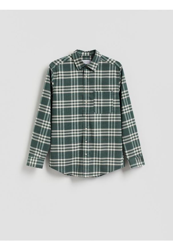 Reserved - Koszula regular fit w kratę - ciemnozielony. Kolor: zielony. Materiał: wiskoza, tkanina